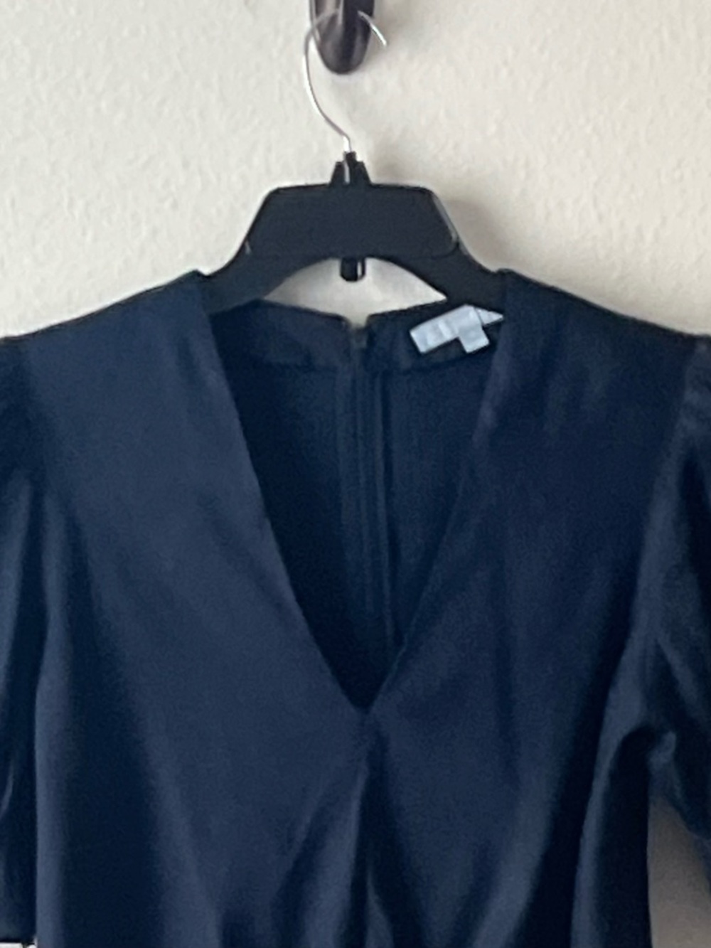 ANTONIO MELANI Super Cute Navy V-Neck Tie-Front Blouse, Size M - Picture 4 of 12